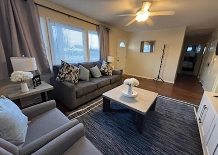 Charming 3 Bed 1 Story Near Naval Base Holiday home Waukegan