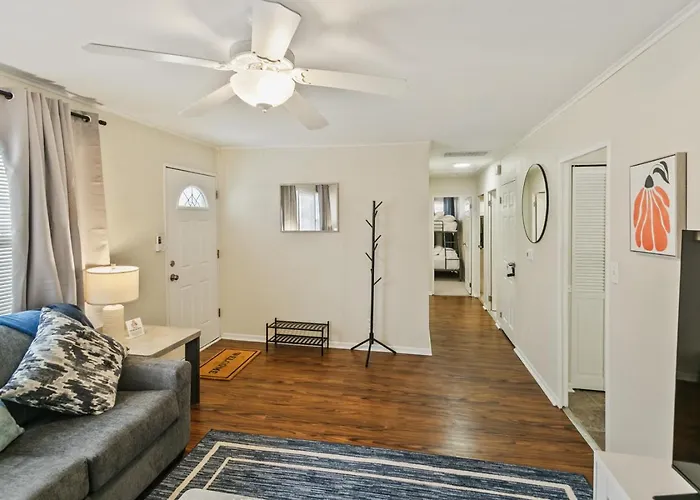 Charming 3 Bed 1 Story Near Naval Base *